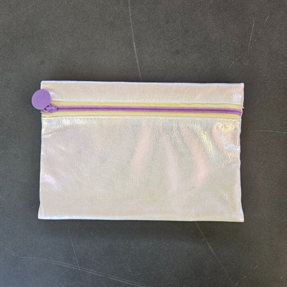 Pouch with zipper
